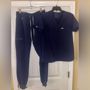 FIGS size M navy scrub set: Catarina scrub top and Zamora jogger scrub pants